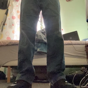 Vintage levis 281 jeans - Har hål som ni ser, annars rätt bra skick för vintage! Storlek 34/30 passar mer 34/32. Jag är 180 och väger 65kg