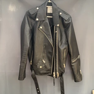 Skinnjacka - Skinnjacka/bikerjacka supersnygg, använt som oversize (vanligtvis s), använd fåtal gånger 