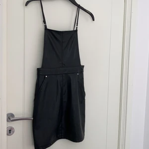 Prislapp kvar (oanvänd) Skin klänning - Fin skinklänning med prislappen kvar köpt för 249kr passar både till sommaren och vintern! ! Priset kan diskuteras ❤️ köparen står för frakten 