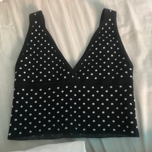 Jätte fin ”stickad” topp från Zara -  Buda i kommentarerna! Jätte bra skick! Sitter fint på!  Skriv om du vill ha fler bilder eller om du har någon fråga☺️ passar både xs & s! 