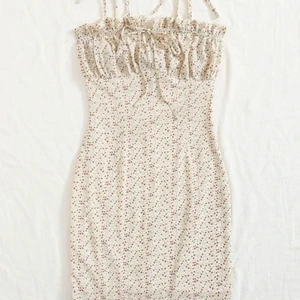 KLÄNNING SHEIN💕💕 - Aldrig använd i strl S men passar oxkså xs!!🥰 kort beige klänning med bruna blommor, skriv för fler bilder 🪄⚡️