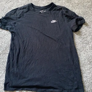 Nike t-shirt  - En svart Nike t-shirt , har ett litet hål vid armen men det kan man du igen och det syns knappt