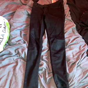 Skinny jeans - Svarta skinny jeans! Aldrig används! Storlek xs! Pris 100kr plus frakt!