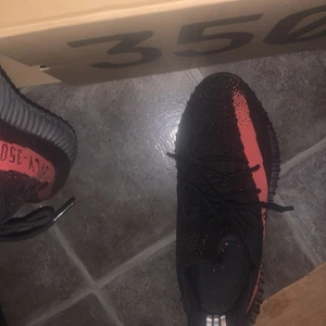 Yeezy 350 v2 core/black/red - Only used 4 times and i bought them from ( GOAT ) as you can see the card of authenticity is included. Bought them for 13 000kr and I’m selling for 8000 ( or highest bid in the comments ) 