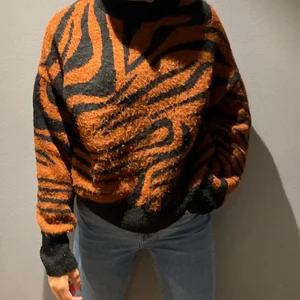 Stickad tröja - Stickad väldigt tjock tröja, så najs på vintern, sticks INTE