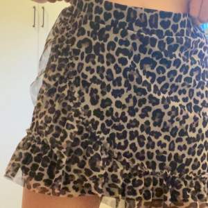 Söt leopard kjol från Lindex! Har använt denna ganska mycket, har ett litet hål vid sömmen! 🐆💛