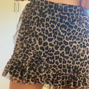 Leopard kjol  - Söt leopard kjol från Lindex! Har använt denna ganska mycket, har ett litet hål vid sömmen! 🐆💛