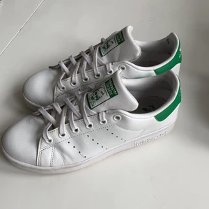 Adidas Sam Smith Skor - Trendiga Sam Smith sneakers som har blivit för små tyvärr🤍 de är använda men är i fint skick, innermåttet är ca 23 cm      Frakt tillkommer💞