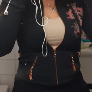  kofta Christian auidiger - säljer en CHRISTIAN AUIDIGER kofta i storlek S i gott skick! innuti koftan finns det ett silkmatrial! pris kan siskuteras vid intresse! (köparen står för frakt). Vid fler bilder kom privat!💕