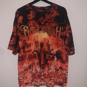 Bershka Billie Eilish t-shirt - Supercool t-shirt köpt pp Bershka i London år 2019! Svart/orange tröja i storlek S men den är relativt stor i storleken så normalt en M skulle jag säga! Billie Eilish officiell merch tillsammans med Bershka säljs pga dålig användning av tröjan! 