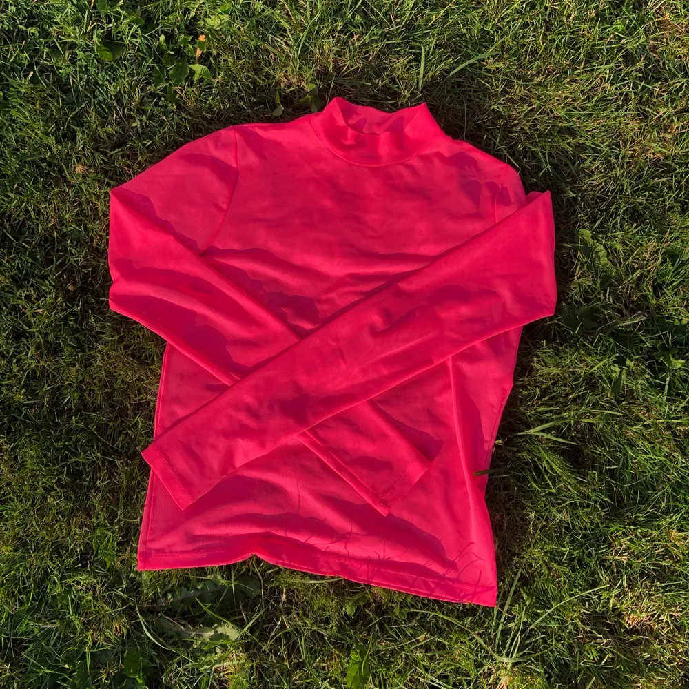 En rosa, långärmat tröja från Junkyard. Perfekt nu under sommaren😊. Toppar.