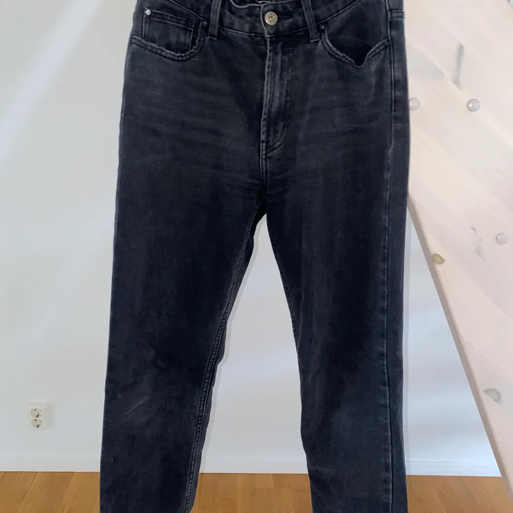 Svart gråa jeans från Vero Moda model Emily. Fint skick 🖤 skickas emot fraktkostnad. . Jeans & Byxor.