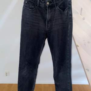Svart gråa jeans från Vero Moda model Emily. Fint skick 🖤 skickas emot fraktkostnad. 