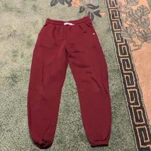 Tjock vin röd Mjukisbyxor -  Tjock vinröd Mjukisbyxor med muddar runt midjan och benen Med fickor. Anledningen varför jag Säljer plagget är för att den inte passar mig:( storlek S