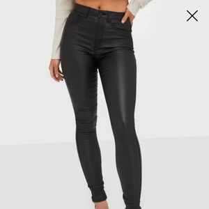 Läder byxor  - Säljer dessa otroligt snygga läder byxor från Nelly. Dom är i storlek L men jag skulle nog säga att dom passar bättre som M. Slutsålda på hemsidan 