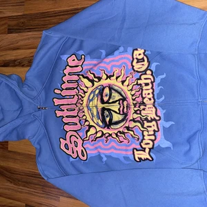 Zip hoodie  - Säljer en zip hoddie jag fick i julklapp som inte kommer komma till någon användning. Helt nytt skick då jag aldrig använt den. Jag är 164 och då passar den perfekt på mig 