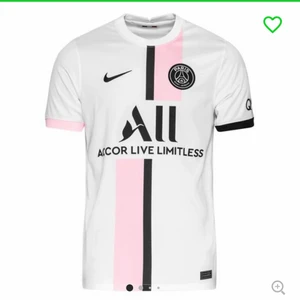 Psg Tröja - Original pris 999, Den är i S i herrstorlek så den va för stor på mig därför säljer jag den. Helt oanvänd 💕 Den skulle kunna M på damstorlek 