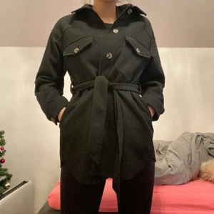 Zara - Säljer denna fina höst/vår jacka, otroligt lätt men skyddande. Kontakta vid intresse, angiven fraktkostnad är ej riktigt🍀🌸