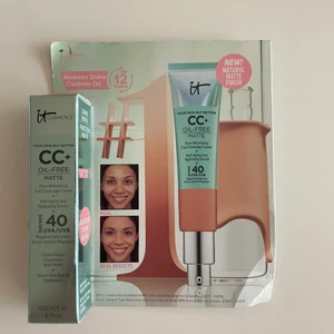 It cosmetics cc cream - Oöppnad förpackning! Har denna i annan färg och det blir en jättefint slutresultat som lägger sig jämt på huden. 24 ml. Färg: tan 