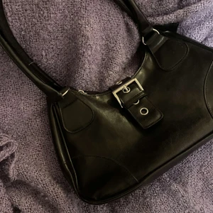 Svart väska  - Svart väska                                                                 Skick: Bra                                                                        För mer bilder och info, skicka DM                         Betalning sker via Swish                                          Kunden betalar frakt                                                            ❗️Köp direkt vid 150kr❗️