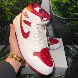 Air Jordan 1 Mid ”Pomegranate White” 💮 - Air Jordan 1 Mid ”Pomegranate White” 💮  Storlek:  -41  Pris:1999kr 