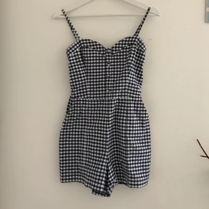 Rutig byxdress i strl XS - Mörkblå nästan svart och vitrutig byxdress med justerbara band. Köparen står för frakt. 