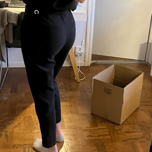 Kostymbyxor  - Kostymbyxor från Stockh lm, jag är 1.78 och brukar ha 38/W28 i byxor <3