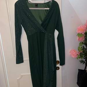 Jättefin grön klänning, knä lång festklänning till salu