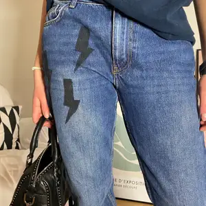 Jättesnygga lowrise jeans som är handmålade av mitt UF ”MAJK dsgn”. Jeansen är köpta secondhand! Modellen är 168 för referens!