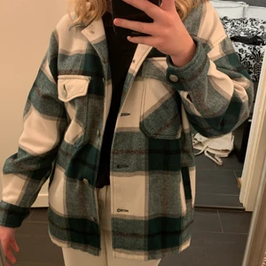 Checked jacket  - Denna jackan är perfekt om du inte vet vad du ska ha på dig en solig vårdag, så är denna perfekt att bara slänga på sig! Den är både skön och väldigt snygg! Säljer den för att inte till någon användning, jag har bara använt den högst 5-10 gånger