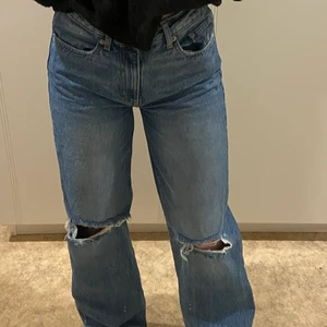 slitna jeans - säljer dessa slitna jeans ifrån lager 157! dom är väldigt långa och även uppsydda någon centimeter, dom nuddar fof marken för mig som är ca 165. strl s men skulle nog passa en strl m oxå då de töjer ut sig väldigt lätt🤩💘 annars i väldigt fint skick!!