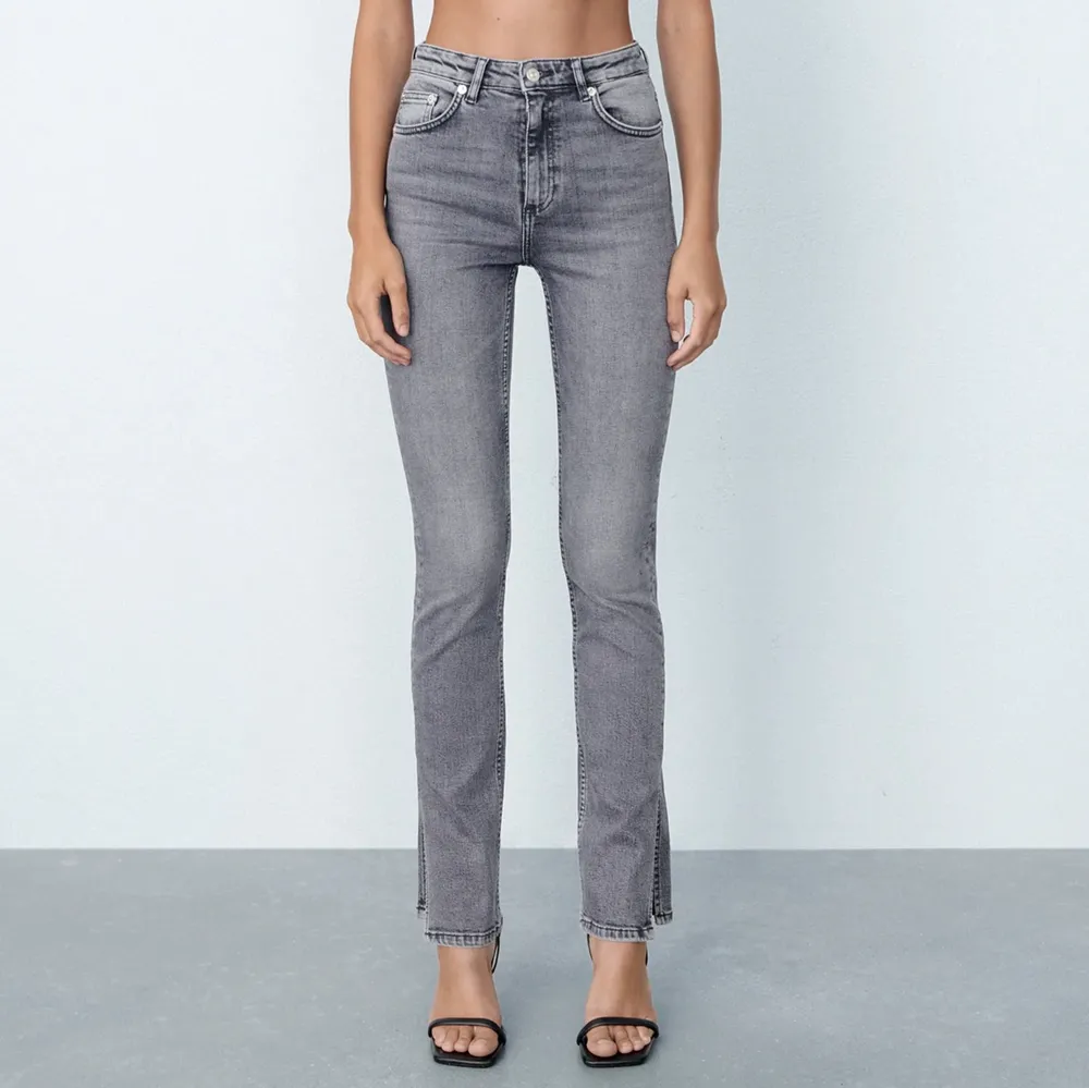 Gråa jeans från Zara i modellen ”skinny jeans split”. Storlek 34, men materialet är stretchigt och passar därför både en 32a och 36a!🤠 249 kr samt tillägg för eventuell frakt (kan mötas i Uppsala och ev Stockholm).. Jeans & Byxor.