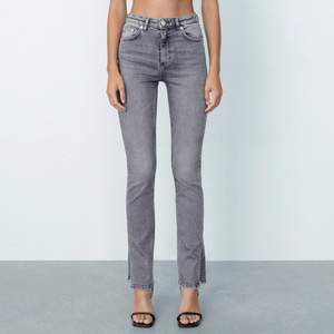 Gråa jeans från Zara i modellen ”skinny jeans split”. Storlek 34, men materialet är stretchigt och passar därför både en 32a och 36a!🤠 249 kr samt tillägg för eventuell frakt (kan mötas i Uppsala och ev Stockholm).