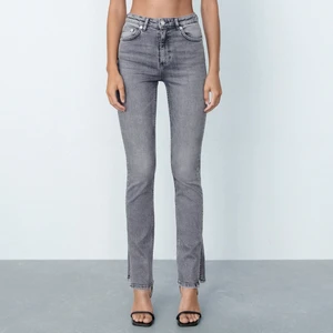 Zara jeans split leg - Gråa jeans från Zara i modellen ”skinny jeans split”. Storlek 34, men materialet är stretchigt och passar därför både en 32a och 36a!🤠 249 kr samt tillägg för eventuell frakt (kan mötas i Uppsala och ev Stockholm).