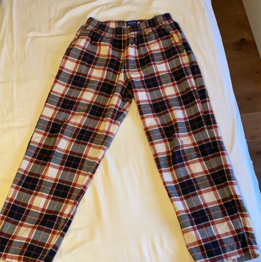 Jack & Jones pyjamasbyxor i mycket bra skick och inga synliga fel. Storlek M, modell är 186 cm. Färg: Blå/vit/röd. Om du undrar mått eller fler bilder är det bara att slänga iväg ett DM. . Jeans & Byxor.