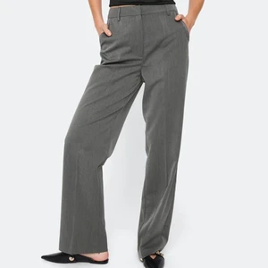 Bikbok kostymbyxor - Super snygga slutsålda kostymbyxor från bikbok, som tyvärr var för små för mig. Aldrig använda med prislapp kvar!