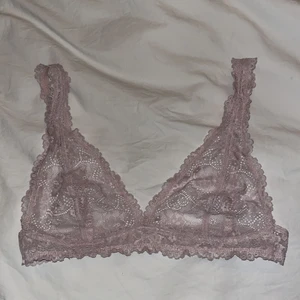 Ljusrosa spets beslutet storlek S - Aldrig använd, ljusrosa spets bralette i storlek S från Monki💖 frakt 11kr