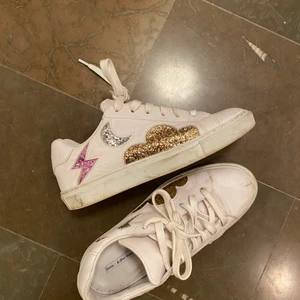 & Other stories sneakers - Säljer mina gamla sneakers från & other stories. Använda hyffsat flitigt men håller sig fortfarande i gott skick, storlek 37, jättesnygga och väldigt söta, köparen för frakten. nypris  800.