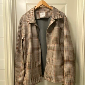 Jacka Zara - Snygg jacka från Zara. Använd ett fåtal gånger. I superbra skick förutom en ficka som lossnat på insidan. Detta märks ej när du bär jackan.