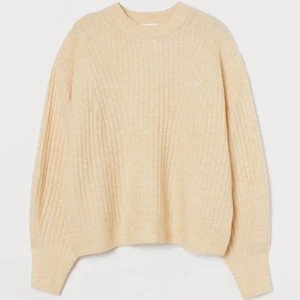 Stickad tröja  - I fint skick nästan ny! Skriv för frågor , frakt tillkommer ❣️