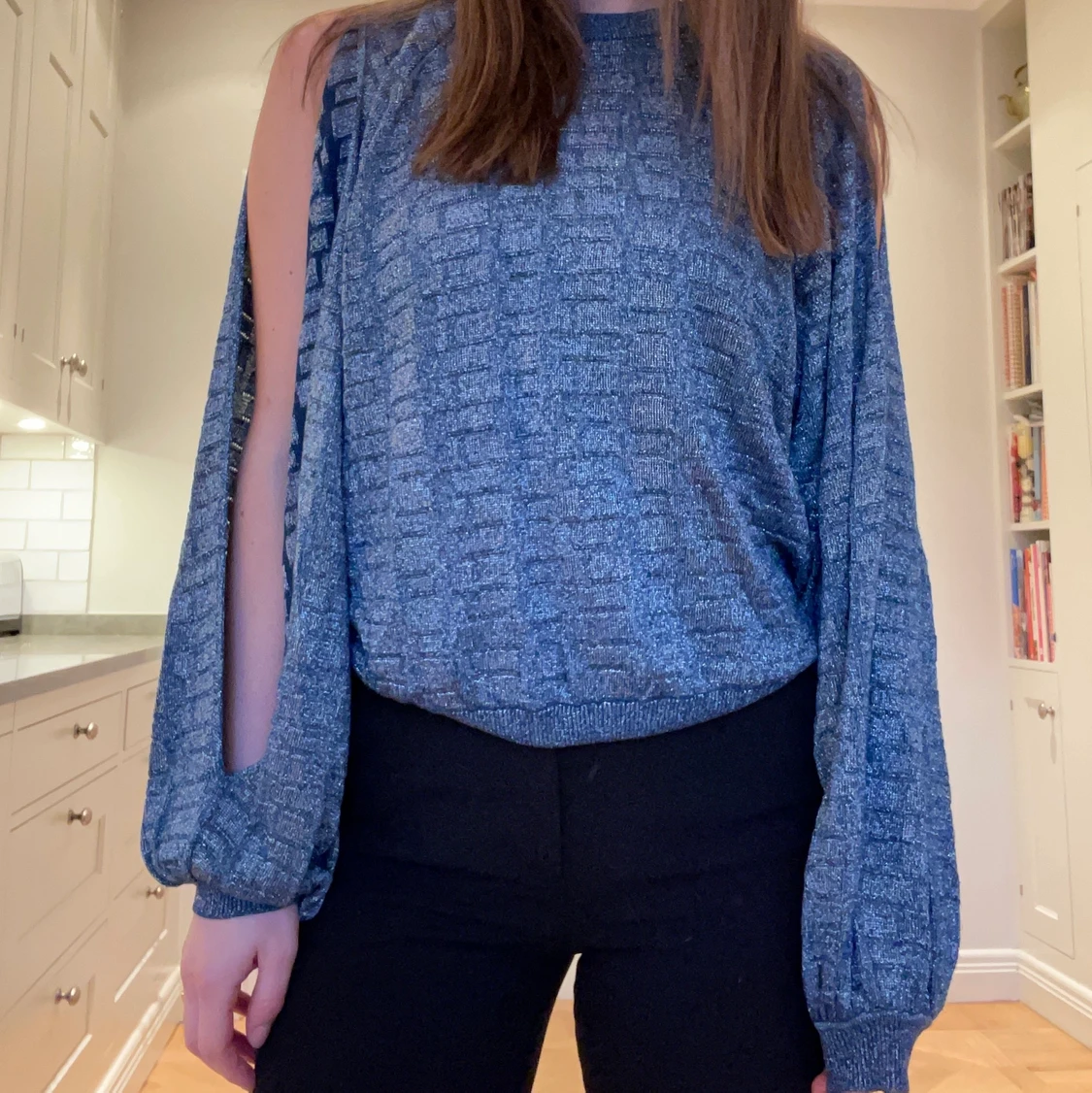 Glittrig blå topp från H&M