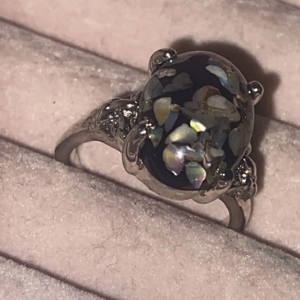 Används inte längre så säljer denna fina ring i äkta silver. Accessoarer.