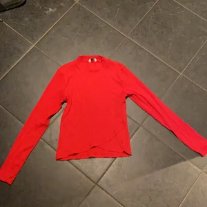 Ribbstickad tröja  - Säljer denna röda ribbstickade tröja från Cubus i strl 158/164 (XS-S). Använd ett fåtal ggr. Hör av dig om du är intresserad💕💕