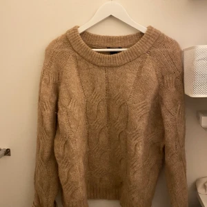 Stickad tröja i alpacka ull - Beige stickad tröja, använd ett fåtak gånger. Alpacka ull och jätte mjuk + varm. Storlek L, passar/oversized på mig som är XS. Köpare står för frakt!🌟 skriv för frågor och fker bilder :)