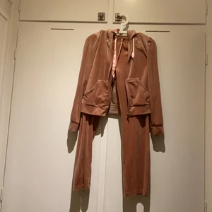 Mjukisdress - Ett mysigt sett som kan vara snyggt och bara som man kan slappa med nypris  500kr tre jag säljer för 80 st plagg byxor 80kr överdel 80kr💗 kanske kan sänka sänka pris 