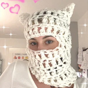 balaklava balaclava med öron 🐱  - ✨ Alla betalningar via swish ✨ alla priser inkluderar frakt inom sverige  allt är handgjort av mig personligen,   🦋kontakt mig här om något går sönder så lagar/fixar jag det gratis 🦋                                     material: vitt bomull/ull blandning  passform: s/m/l 