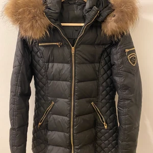 RockandBlue damjacka - naturfärgad päls - RockandBlue damjacka i färgen svart med guldiga dragkedjor samt naturfärgad päls! Jackan är i storlek 36 och passar pefekt inför vintern. Använd ett få antal gånger och är i mycket bra skick! träffas gärna upp annars betalas frakt av köparen! 💕