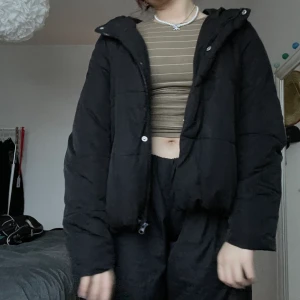 puffer jacka - Säljer min finafina svarta puffer jacka som jag köpte på ASOS för typ 2 år sedan! väger inte mycket men är såå himla varm å skön !! den är använd men skulle inte alls säga att det syns, det är inget fel på den 😍 säljer pga att jag har så många jackor och typ inte använder denna. kan såklart fixa fler bilder, så bara skriva om det är något 💗 skulle säga att den passar alla mellan stl M(38) till XL(44), beroende på hur man vill att den sitter 😋