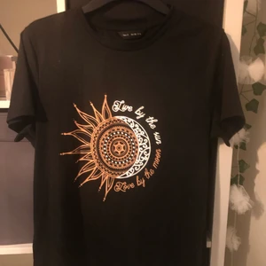 T-shirt - Säljer en jätte fin t-shirt i storlek S då den inte används, den är i bra skick.