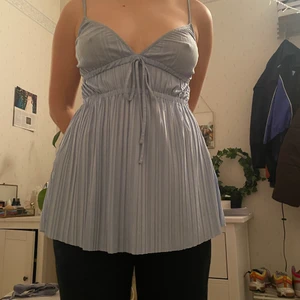 Topp från zara - Långt linne från zara. Jättefint säljer för det inte kommer till användning längre. St S